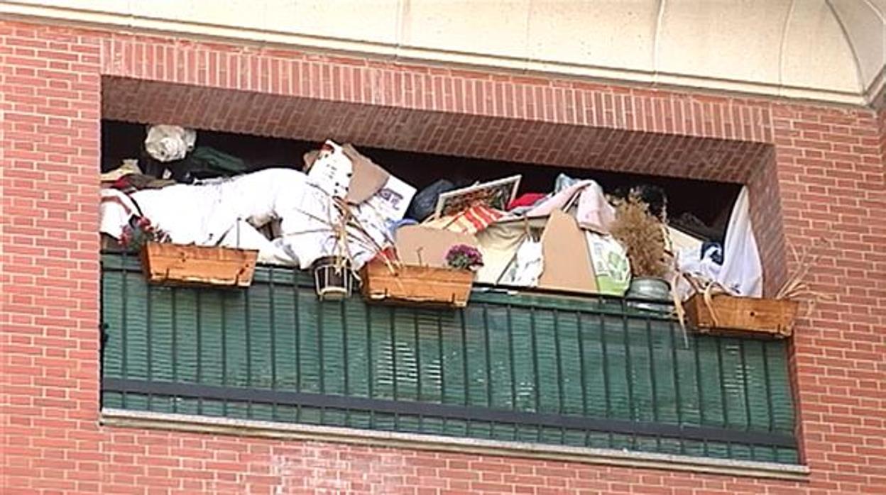 El Ayuntamiento de Pamplona da un plazo de dos días un vecino para retirar los kilos de basura que acumula