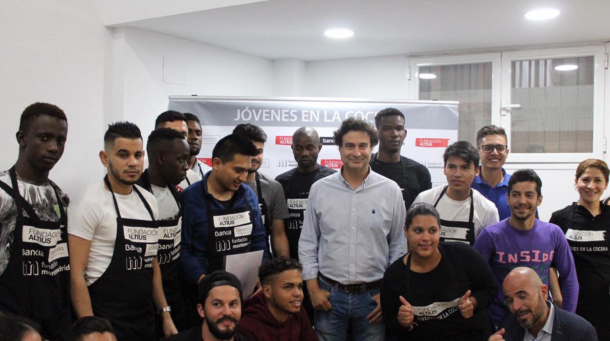 Pepe Rodríguez junto a los alumnos del programa «Jóvenes en la cocina» de la Fundación Altius