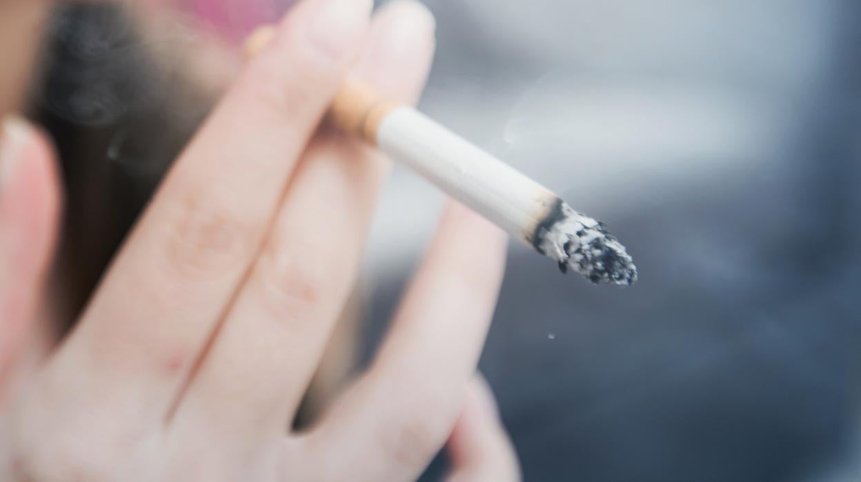 Imagen de archivo de un hombre fumando