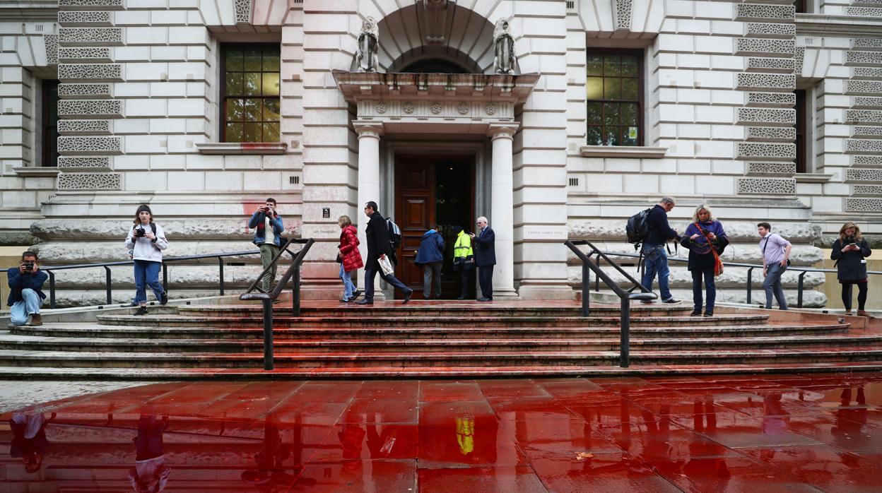 Hace unos días, activistas rociaron el Ministerio de Finanzas británico con 1.800 litros de sangre falsa
