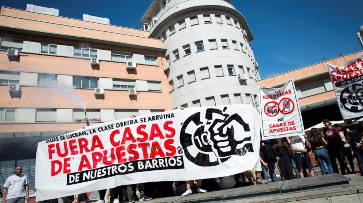 Cientos de personas participaron este domingo en Madrid en una manifestación para denunciar la proliferación de las casas de juego y apuestas en los barrios