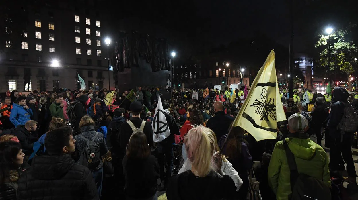 Activistas del movimiento Extinction Rebellion protestan en Londres