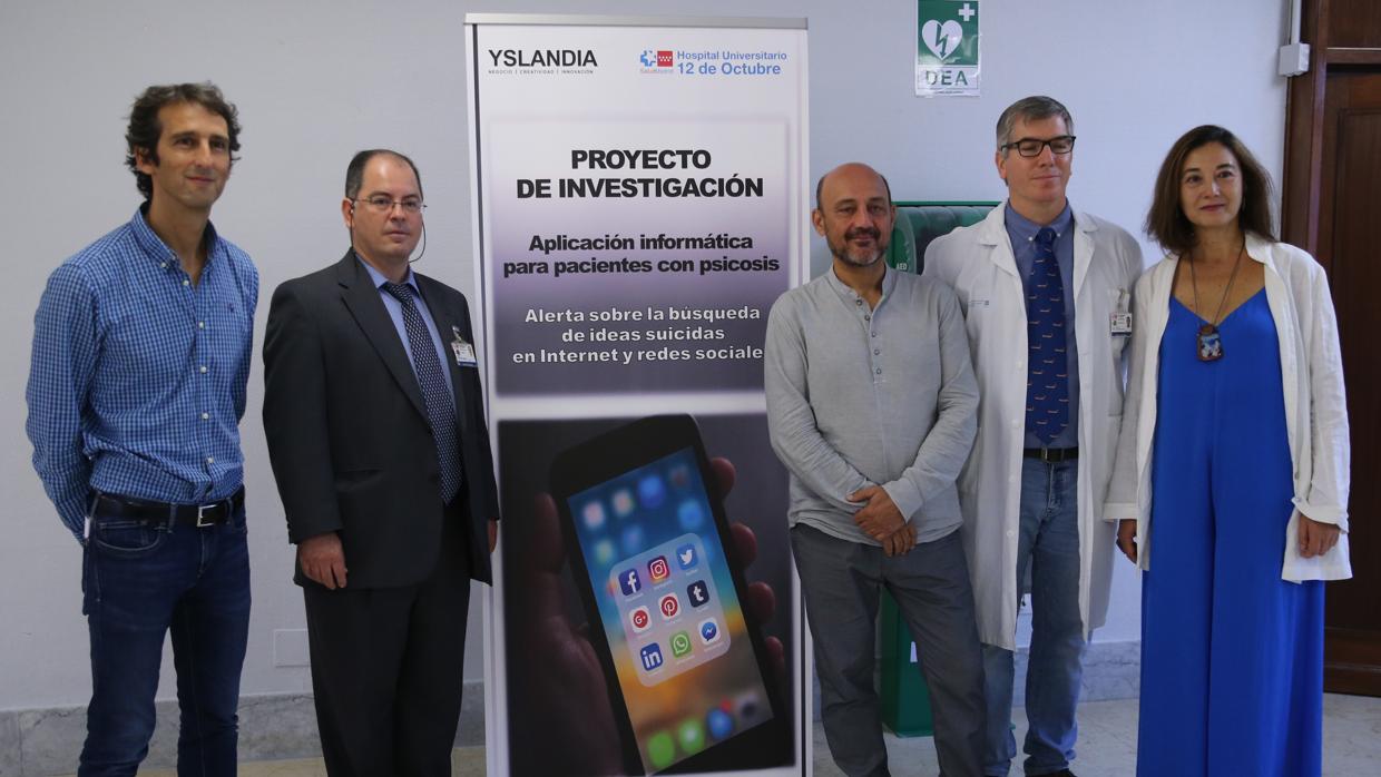 Javier Bonet, junto al doctor Juan Manuel Espejo, psicólogo clínico del Hospital Doce de Octubre, y su esposa, Remei