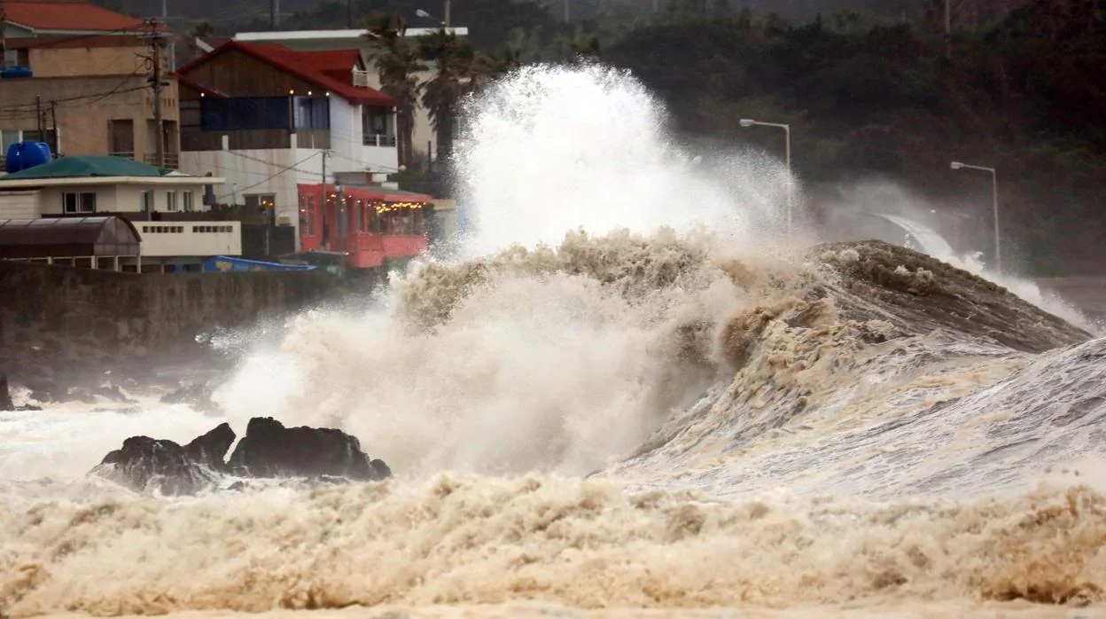 Grandes olas rompen a las orillas de Corea del Sur, por el paso de un reciente tifón, el Mitag. Japón se prepara ya para Hagibis