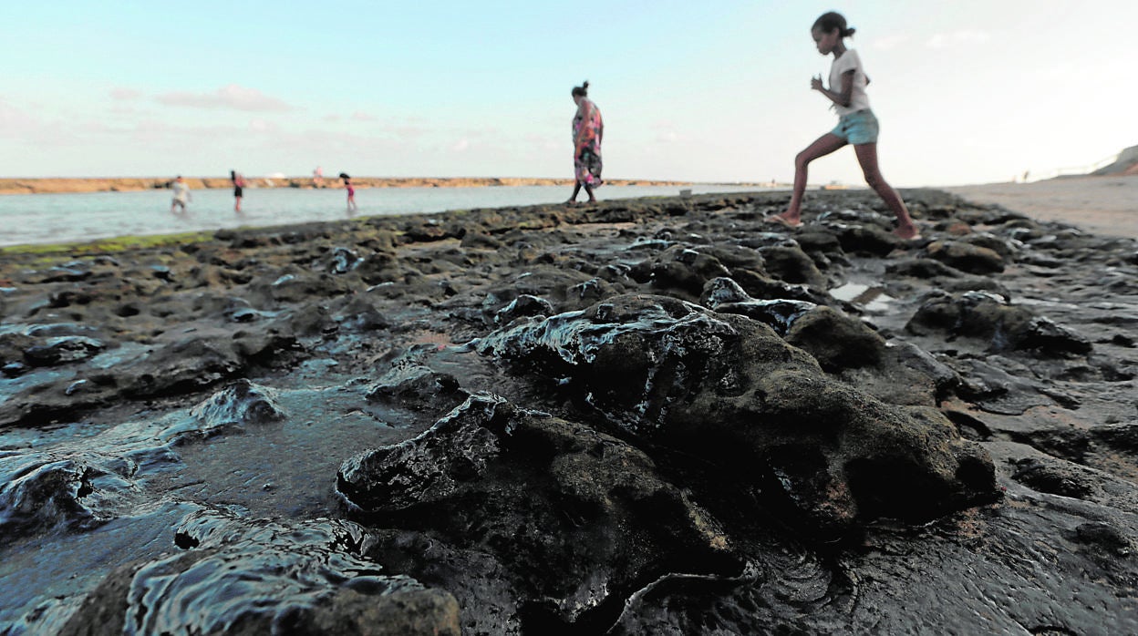 El Gobierno de Bolsonaro culpa a Venezuela de la mancha de petróleo que contamina 150 playas brasileñas