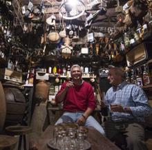 El alcalde de San Martín, Carlos García, charla con Julián, dueño de una bodega en un pueblo olivarero