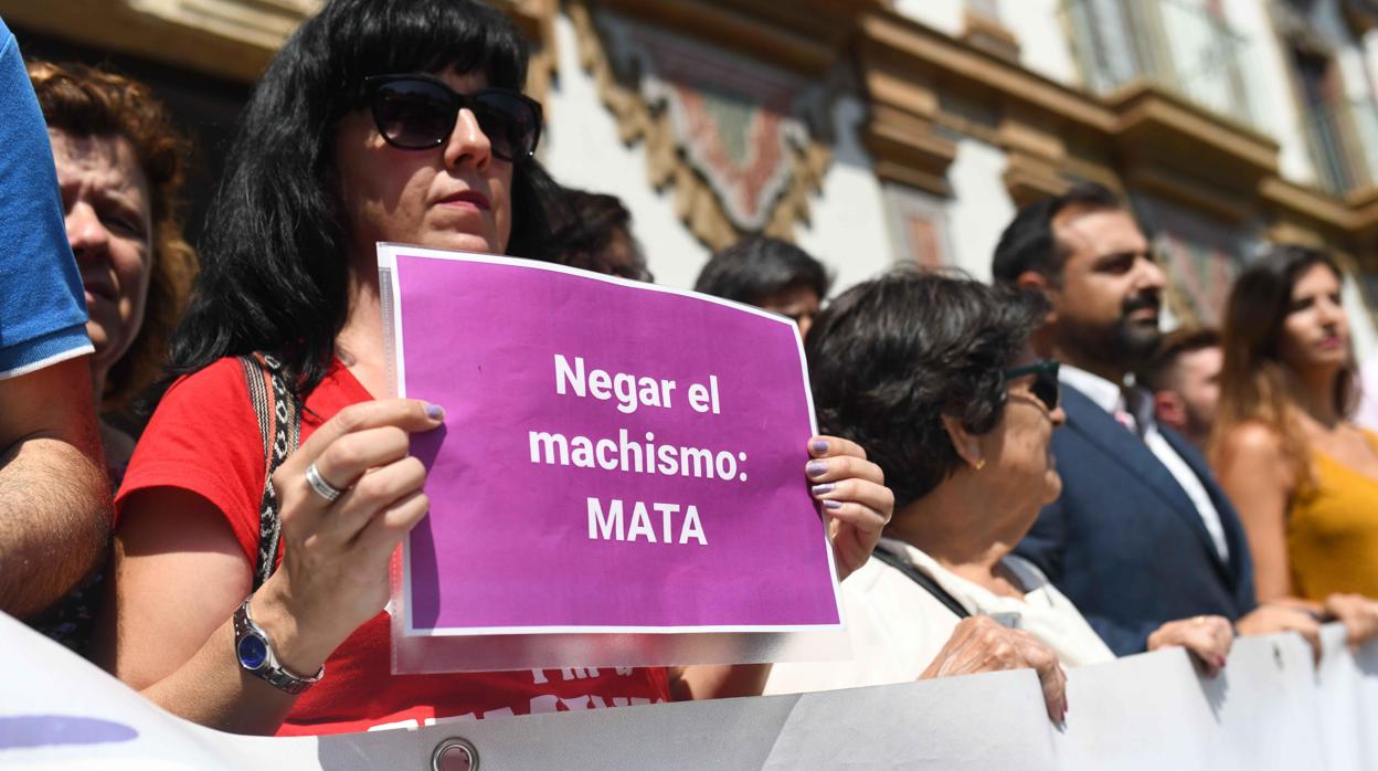 Una mujer protesta, en Córdoba, tras un crimen machista el pasado mes de julio