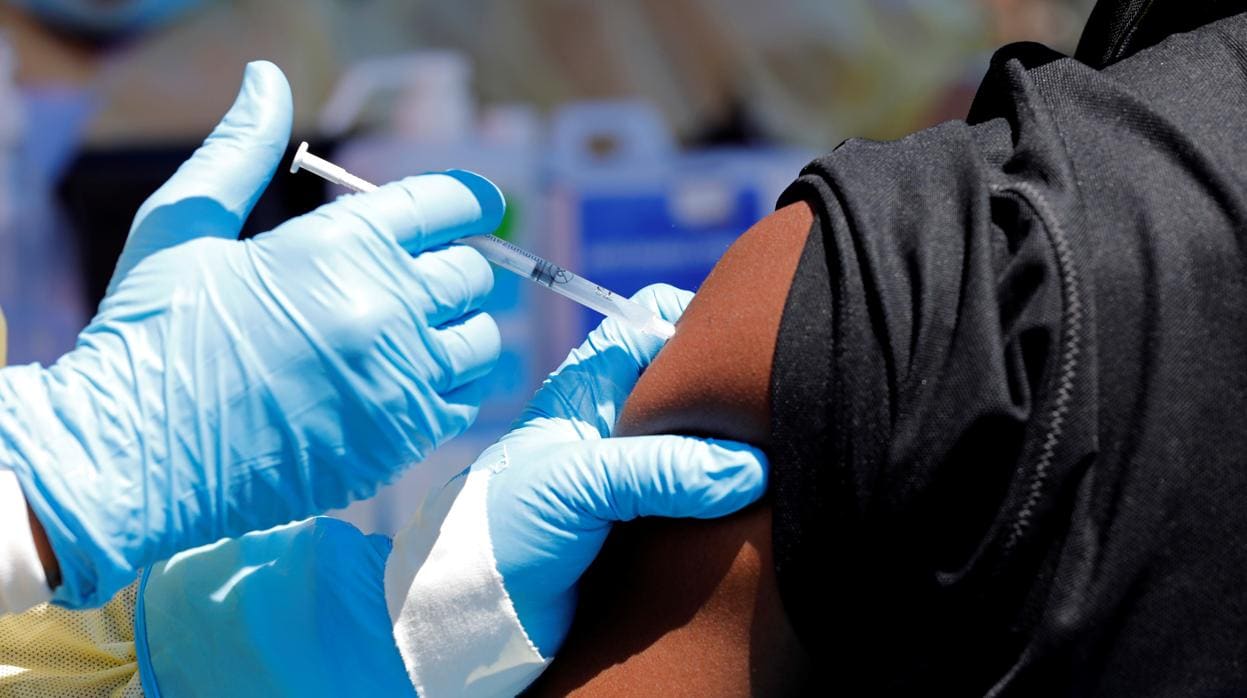 Un trabajador es vacunado contra el ébola en Goma