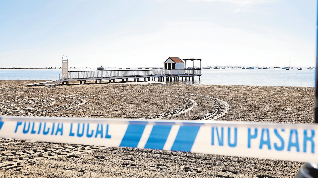El acceso a la playa de los Villanitos en San Pedro del Pinatar (Murcia) está prohíbido