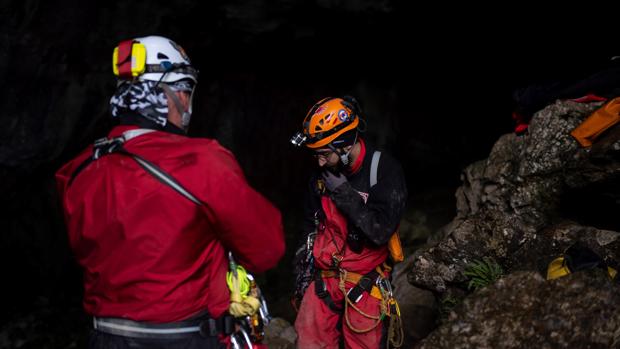 Llegan el exterior los cuatro espeléologos portugueses atrapados en la cueva Cueto-Coventosa