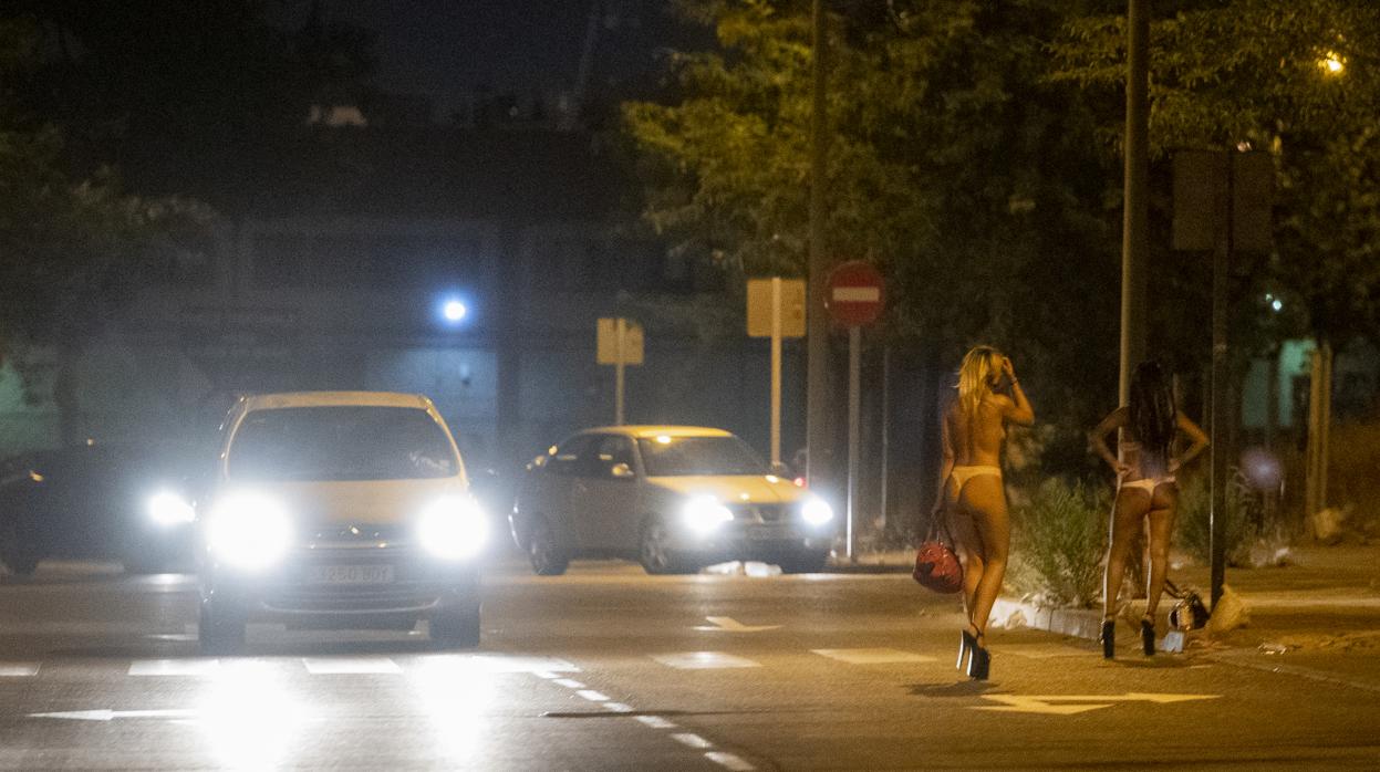 Mujeres ejercen la prostitución en el polígono Marconi de Madrid