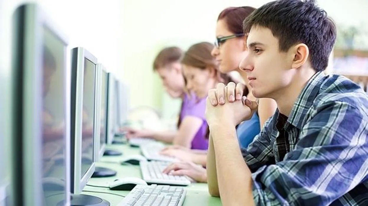 Los adolescentes españoles pasan más horas al año conectados a Internet que en el colegio
