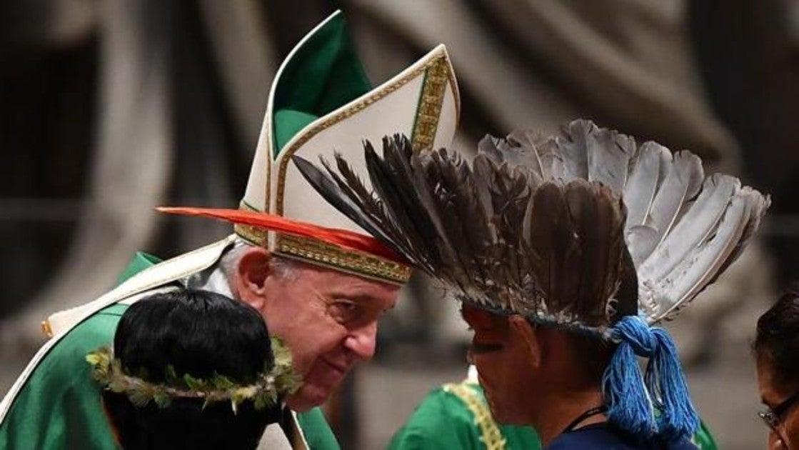 El Papa junto a un grupo de personas indígenas en el Vaticano