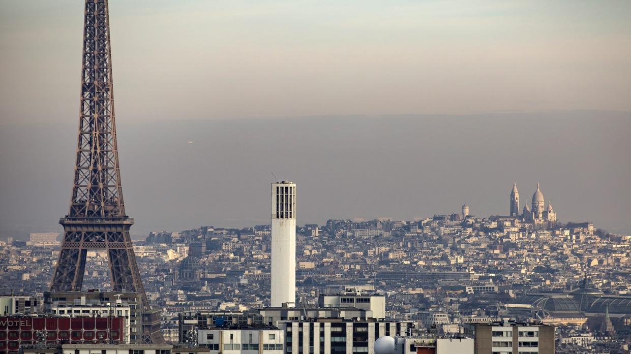 Vista general de la densa neblina sobre la basílica del Sacre Coeur de París, Francia,