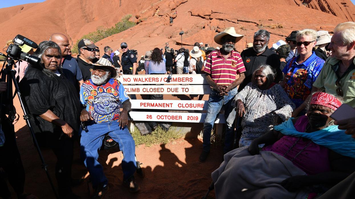 Australia cierra el acceso de turistas al monolito sagrado Uluru