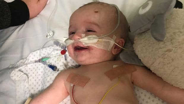 Un bebé despierta del coma y sonríe a su padre al reconocerlo