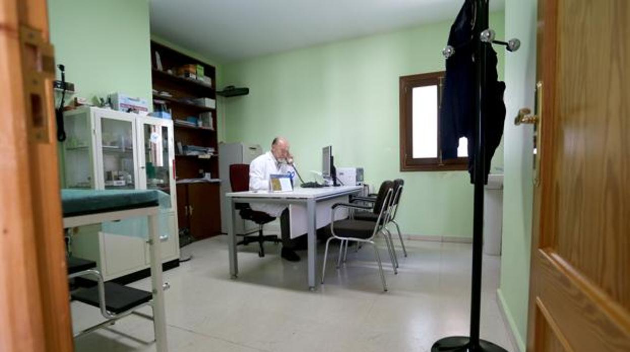 Un médico pasa consulta en uno de los consultorios locales de la provincia de Valladolid