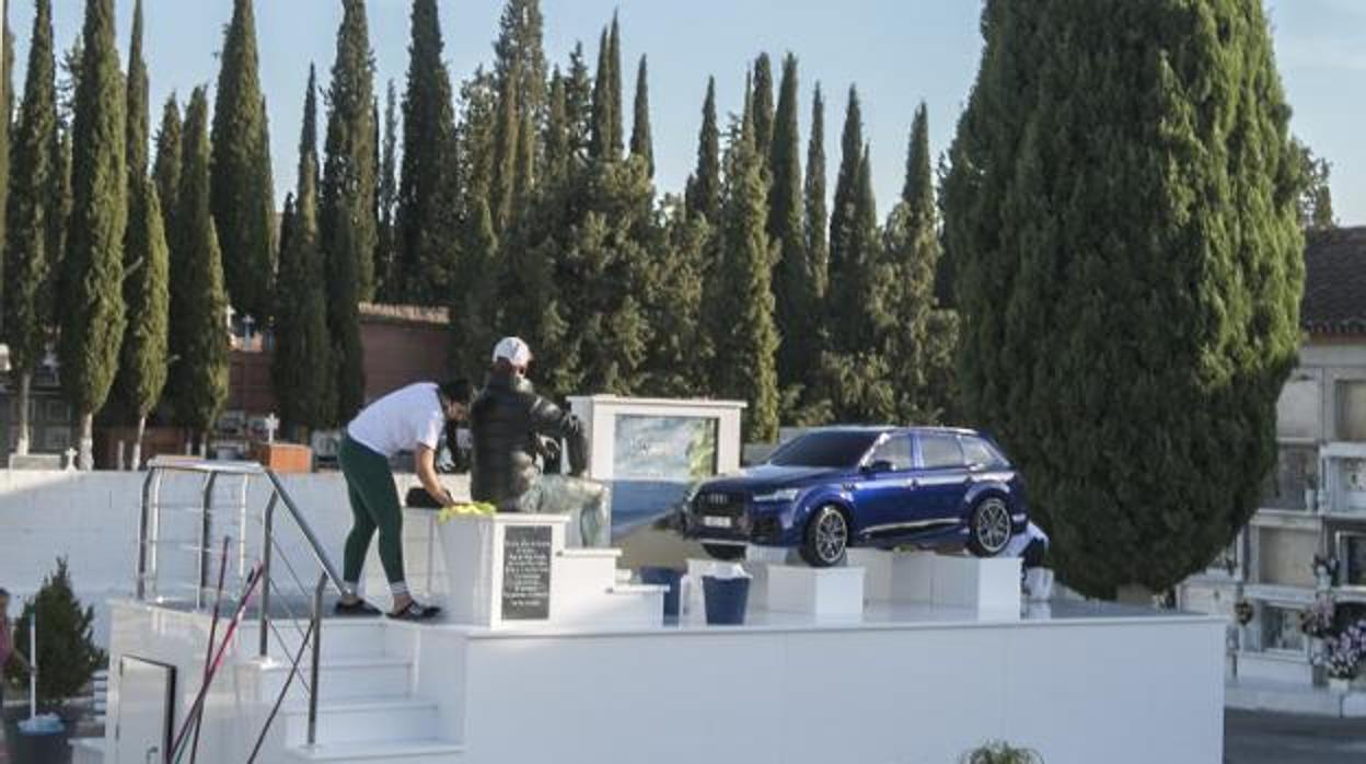 El mausoleo, con el coche sobre pedestales de mármol