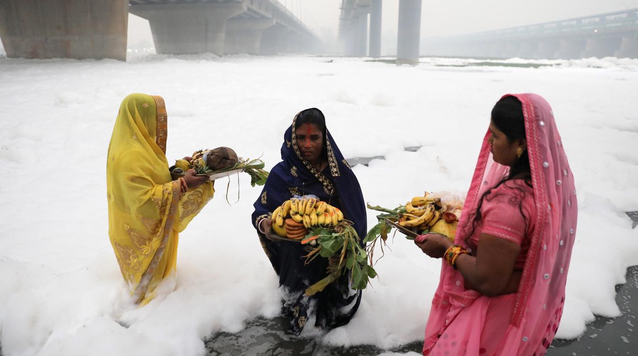 Mujeres hindúes en las aguas contaminadas del río Yamuna