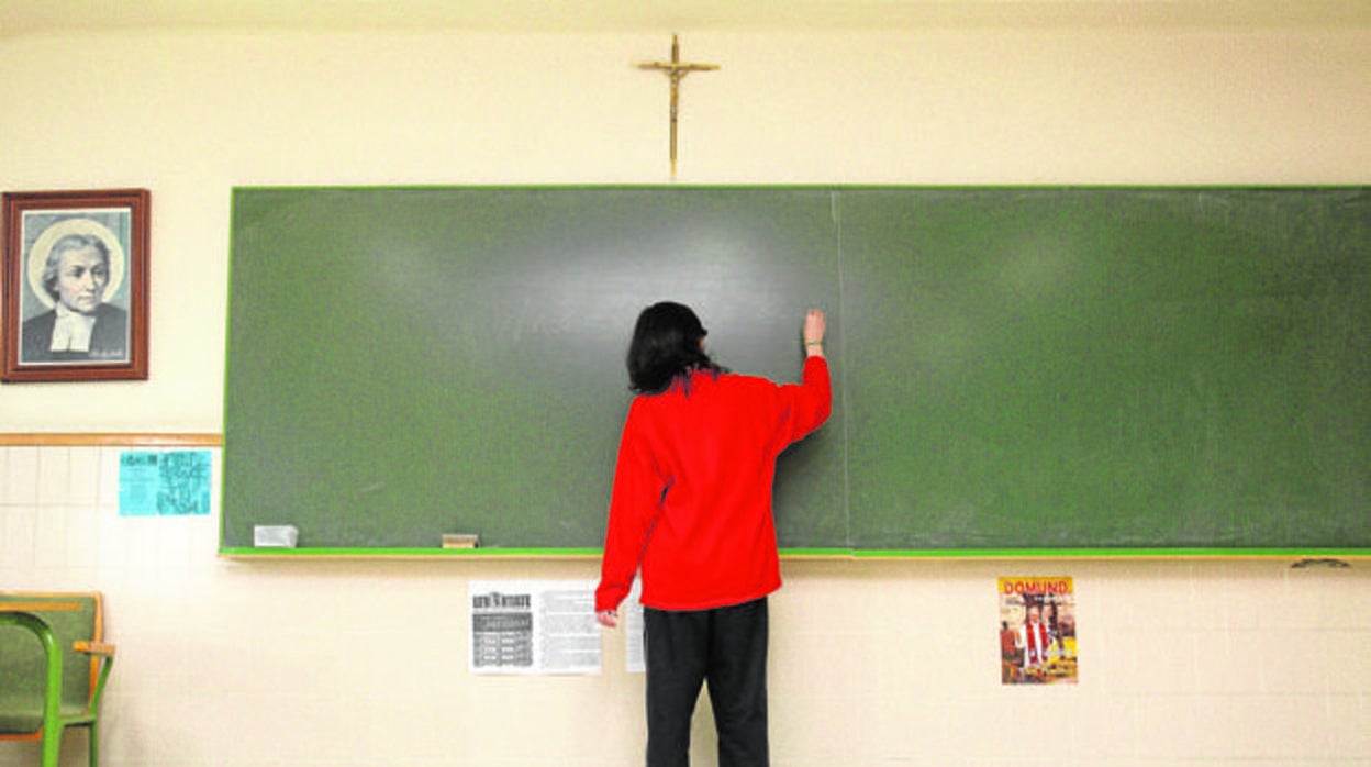 Un profesor de Religión imparte la clase en un colegio concertado