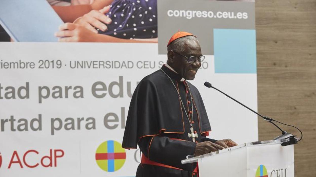 El cardenal Sarah durante la presentación del Congreso Católicos y Vida Pública