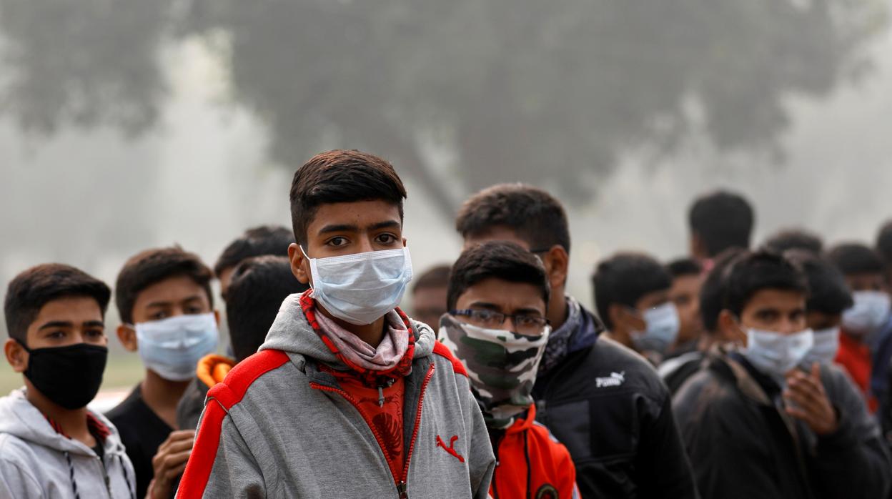 Niños con máscaras para protegerse de la contaminación en Nueva Delhi