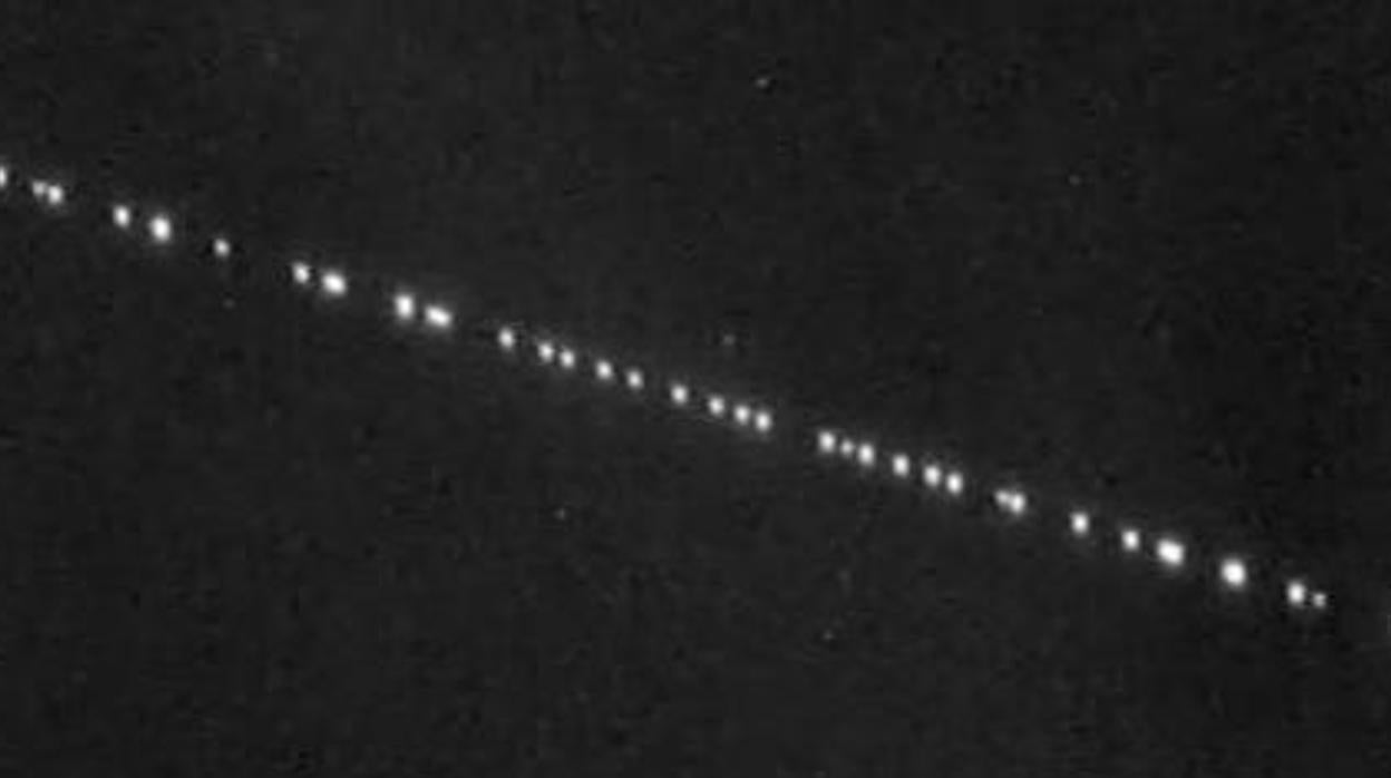 Un tren luminoso de estrellas en una imagen de archivo