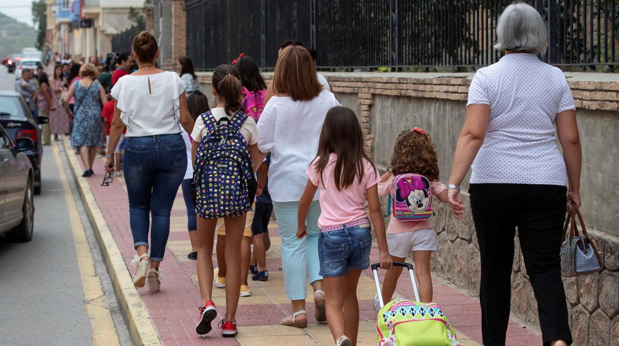 Alumnos de primaria de camino a clase