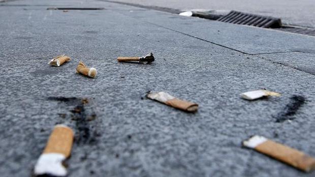 Bruselas aumentará las multas a los fumadores que tiren las colillas al suelo
