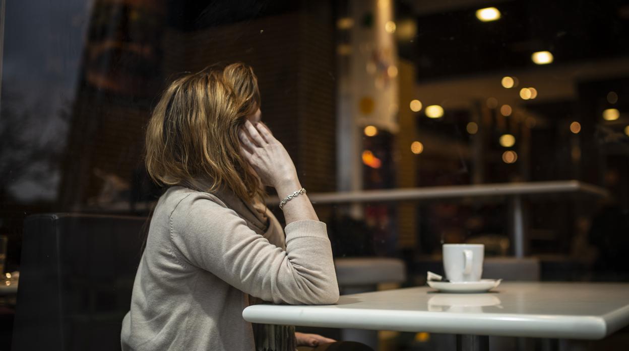 Una víctima de maltrato, fotografiada en una cafetería de mujer