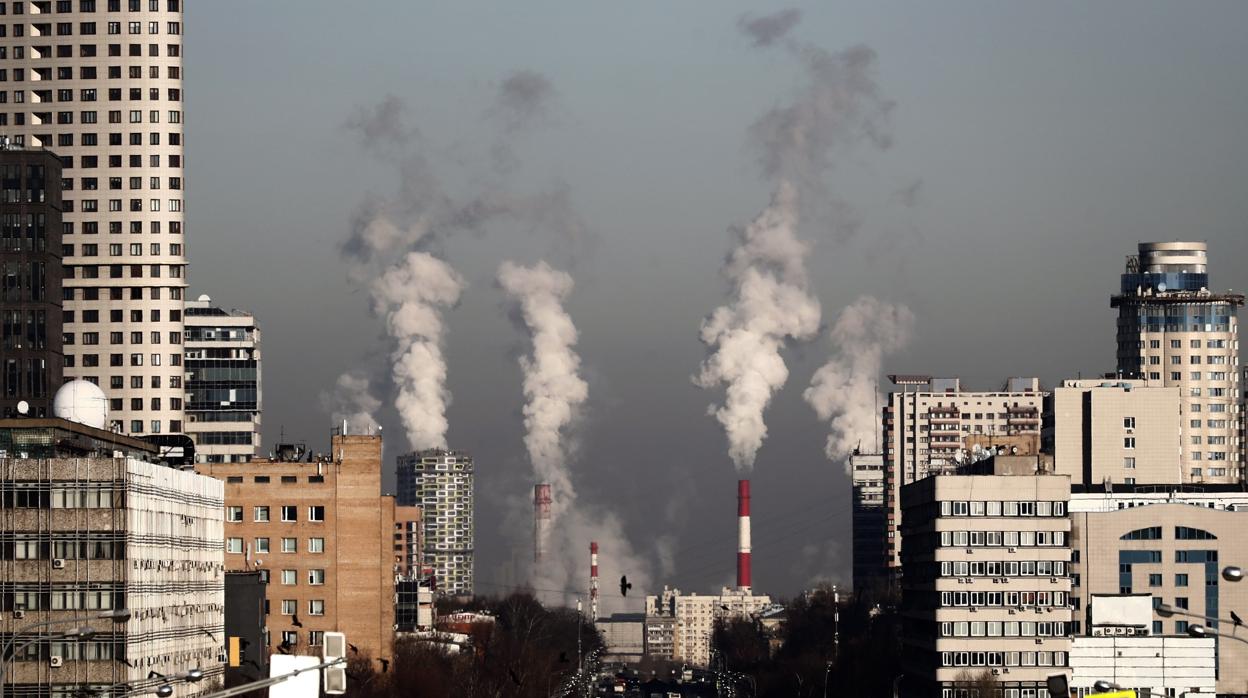 Chimeneas expulsando humo en Moscú (Rusia)