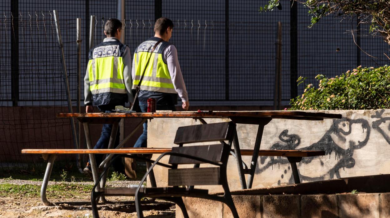 Vista de dos miembros de la policía en el lugar donde se ha encontrado a una mujer de 70 años de edad que se encuentra estable dentro de la gravedad, con quemaduras en el 20 % del cuerpo, después de que testigos hayan visto que su cuerpo estaba en llamas en plena calle en un barrio de Palma