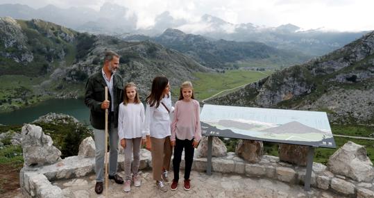 Los reyes Don Felipe y Doña Letizia, la princesa Leonor (2ªi) y la infanta Sofía (d) posan, el pasado año, ante el lago Enol tras un recorrido con motivo de la celebración del primer centenario del Parque Nacional de la Montaña de Covadonga -embrión del actual Parque de los Picos de Europa