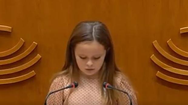 El emotivo discurso de Elsa, una niña transexual de ocho años, en la Asamblea de Extremadura
