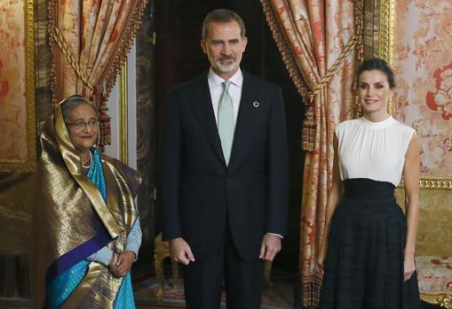 Los reyes Felipe y Letizia saludan a la primera ministra de Bangladesh, Sheikh Hasina (i), a su llegada a la recepción a los jefes de Estado