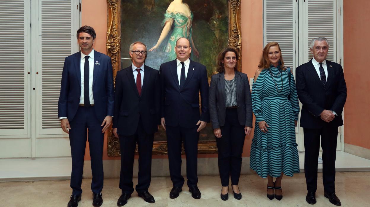 El ministro de Ciencia de Chile, Andres Couve, el ministro de Cultura de España, José Guirao, el principe Alberto de Mónaco, la ministra para la Transición Ecológica, Teresa Ribera, Francesca Thyssen-Bornemisza como portavoz de la Fundación TBA21 S.A.S, y Ebilio Acebedo, en la presentación del informe «Ocean for Climate» este martes en Madrid