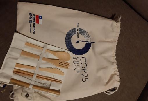 Bolsa de tela y juego de cubiertos de bambú recpartidos este miércoles en la COP25
