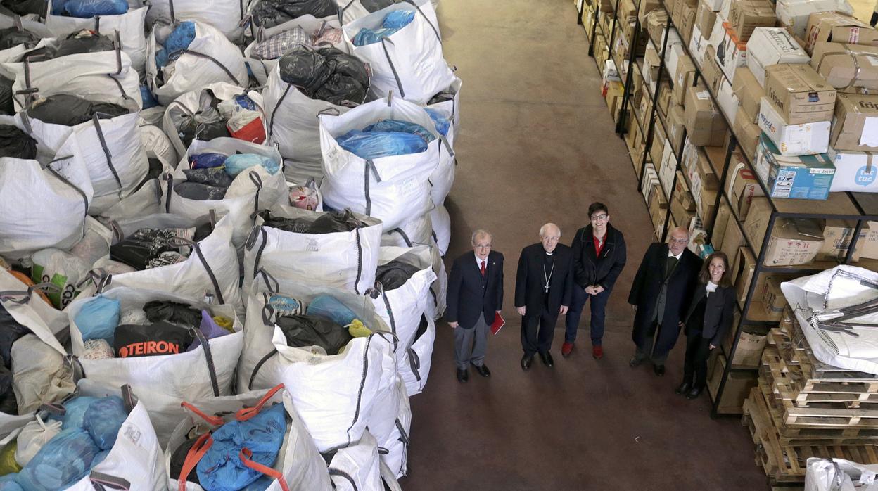 El arzobispo de Santiago, Julián Barrio, en la planta de reciclaje de ropa de Cáritas