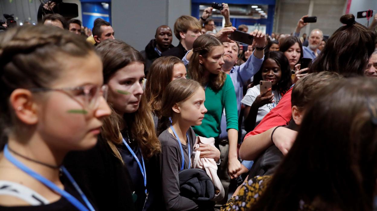 La joven activista climática de 16 años Greta Thunberg, a su llegada junto con otros jóvenes de Fridays for Future a la quinta jornada de 25 Conferencia de las Partes del Convenio Marco de Naciones Unidas sobre Cambio Climático (COP) bajo el lema «Tiempo de actuar»