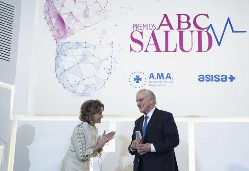 La ministra de Sanidad aplaude a Fuster tras entregarle el Premio ABC Salud al Médico del Año