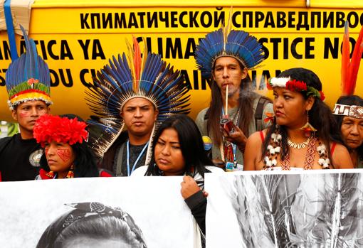 Indígenas brasileños protestan a las puertas de la COP25, en Ifema (Madrid)