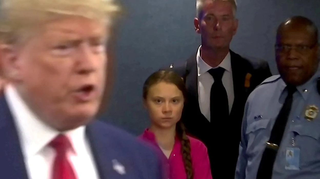 La activista medioambiental sueca Greta Thunberg observa al presidente de Estados Unidos Donald Trump