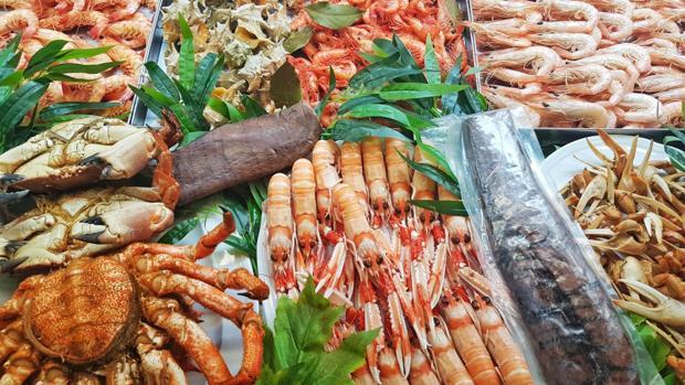 Las autoridades sanitarias desaconsejan chupar las cabezas de las gambas y otros crustáceos