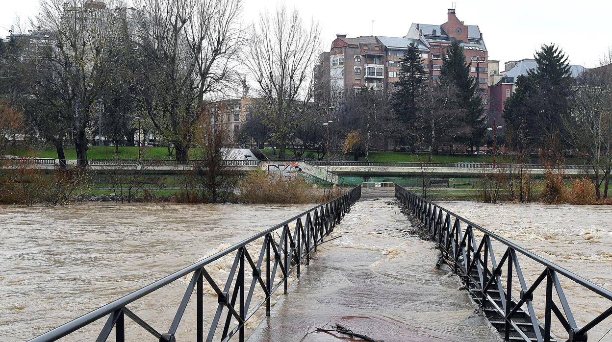 El río Bernesga a su paso por la capital leonesa