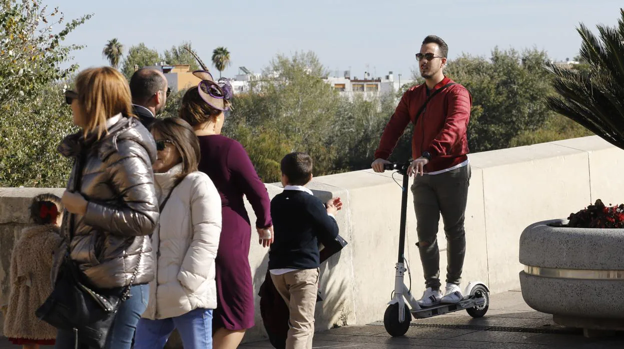 Pese a las regulaciones, los usuarios de patinete siguen moviéndose por las aceras, como en la imagen, en Córdoba
