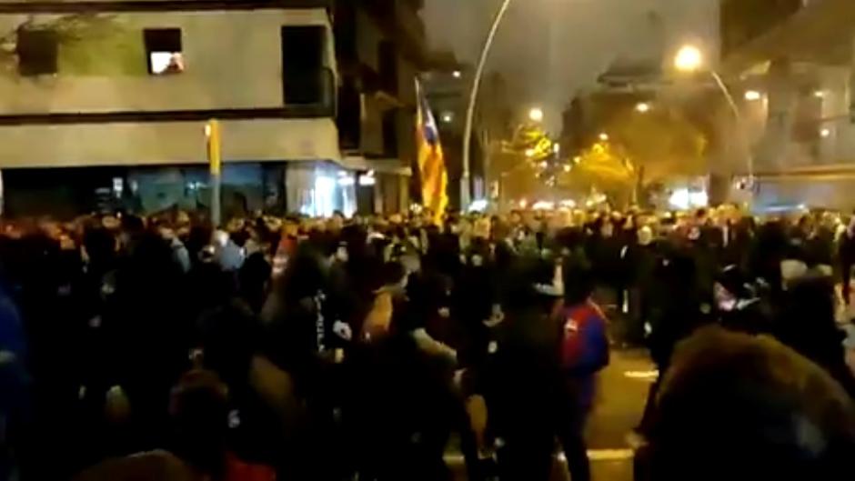 Un detenido por arrojar una botella a Mossos en una pelea de Boixos y Tsunami