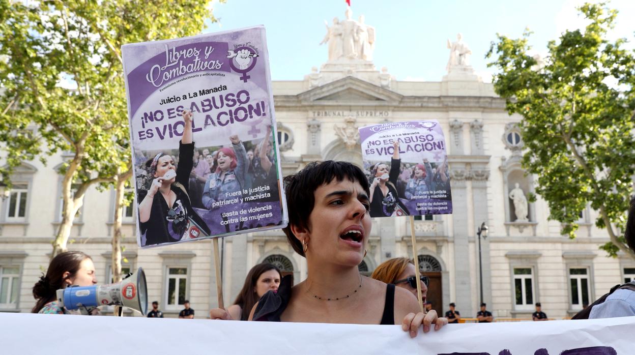 El Supremo condena a un hombre por violar a su pareja con un plátano, una escoba y una linterna