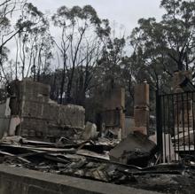 Miles de hogares, como éste en Adelaide, han sido arrasados por las llamas