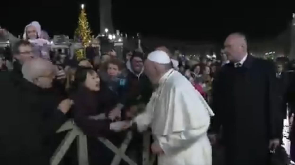 El Papa reprende a una mujer que le agarró del brazo y lo empujó