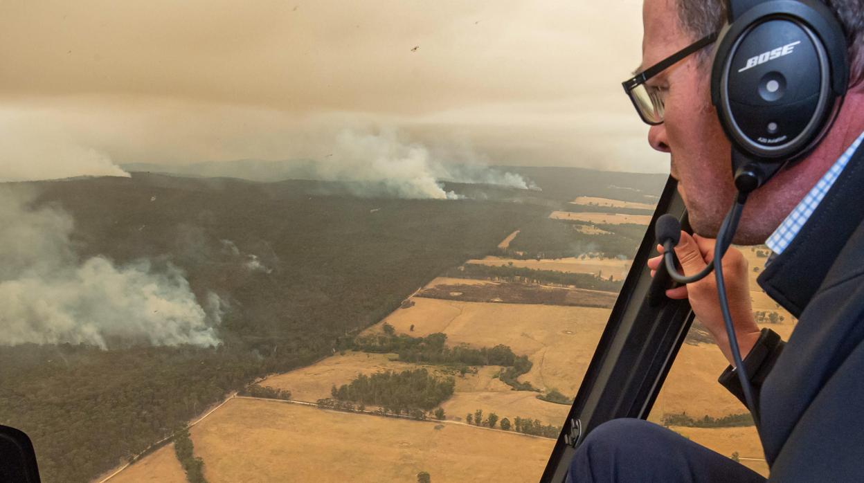 El jefe de gobierno del estado de Victoria, Australia, sobrevuela las zonas quemadas